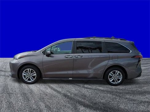 Used 2022 Toyota Sienna XLE image 7
