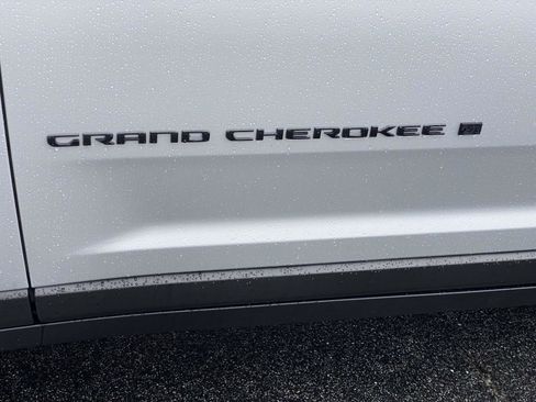 Certified 2024 Jeep Grand Cherokee Altitude image 25