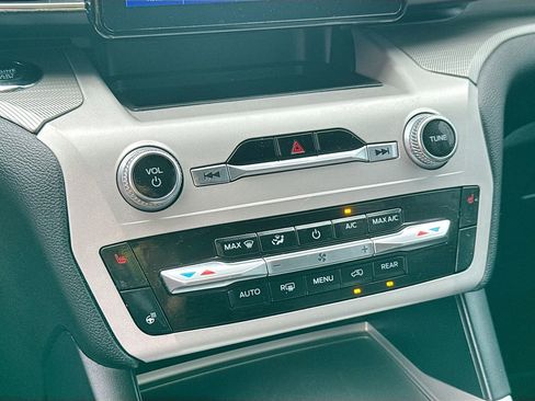 Used 2024 Ford Explorer XLT w/ Equipment Group 202A image 18