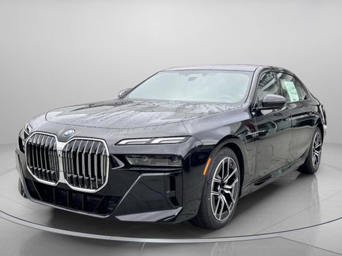 Used 2026 BMW 750e xDrive AWD/4WD image 2
