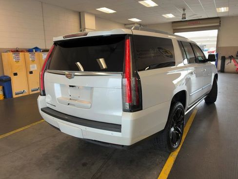 Used 2019 Cadillac Escalade ESV Premium Luxury image 4