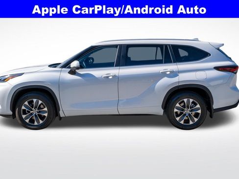 Used 2024 Toyota Highlander XLE FWD image 4