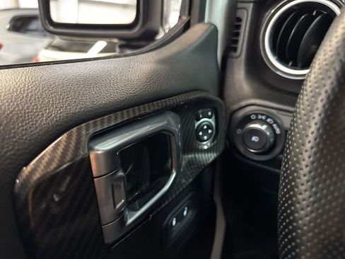 Used 2019 Jeep Wrangler Unlimited Sahara image 34