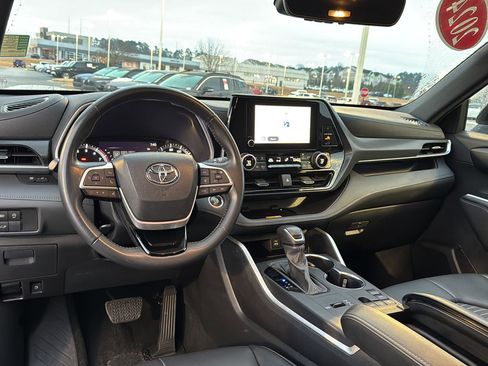 Certified 2024 Toyota Highlander XSE image 16