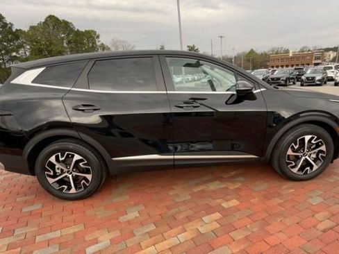 Used 2025 Kia Sportage EX image 2