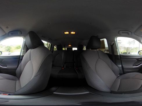 Used 2025 Toyota Highlander LE FWD image 46