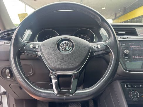 Used 2018 Volkswagen Tiguan SEL AWD/4WD image 11