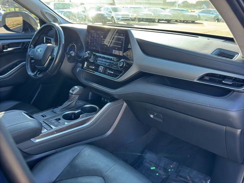 Used 2021 Toyota Highlander Platinum image 18