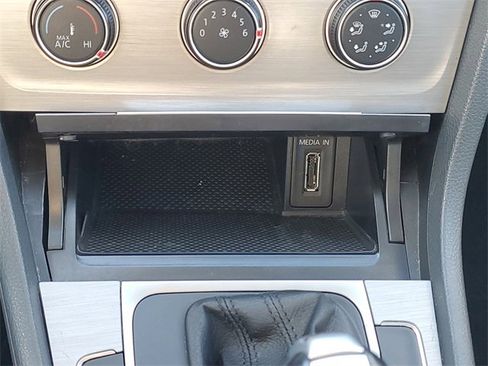 Used 2015 Volkswagen Golf S image 28