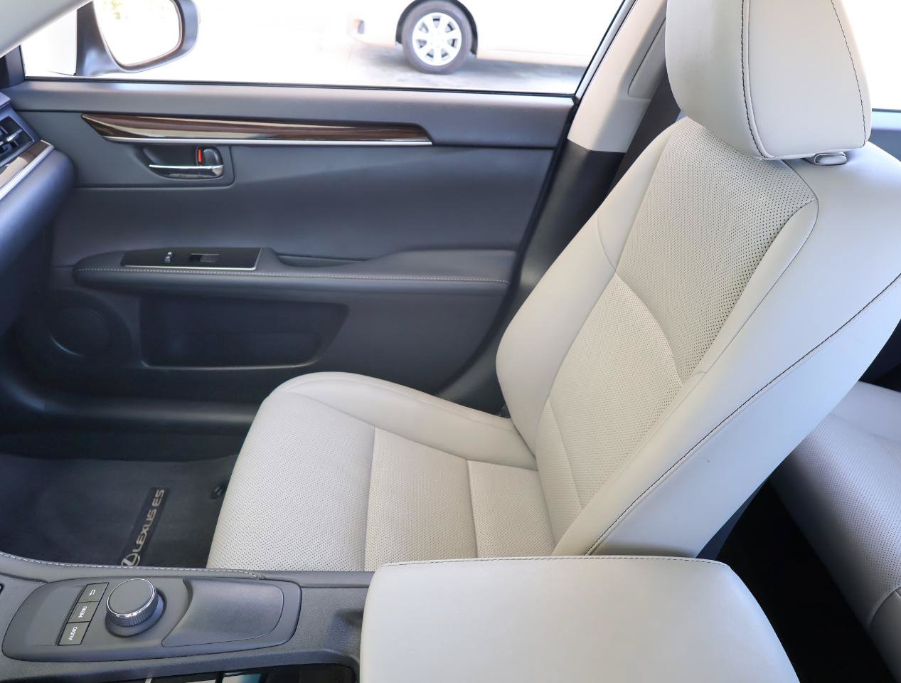 Used 2016 Lexus ES 350 w/ Premium Package w/Wood Trim FWD image 19