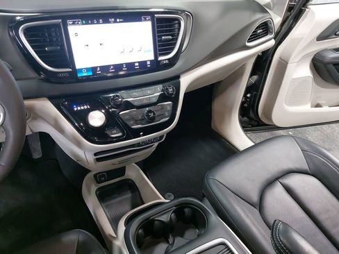 Used 2024 Chrysler Pacifica Touring-L image 24