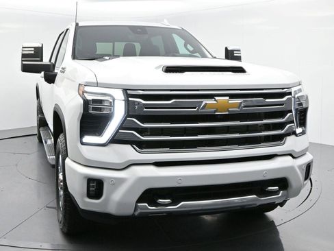 Used 2024 Chevrolet Silverado 2500 High Country w/ Technology Package AWD/4WD image 2