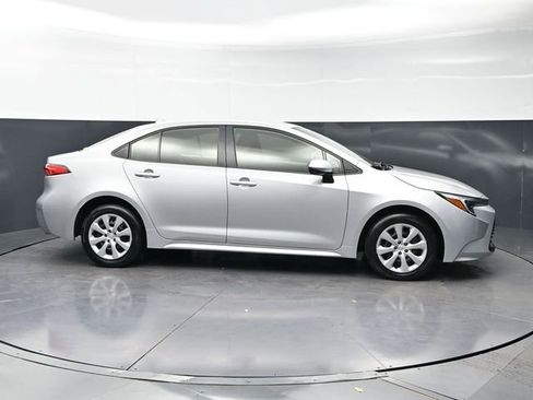 Used 2025 Toyota Corolla LE FWD image 4