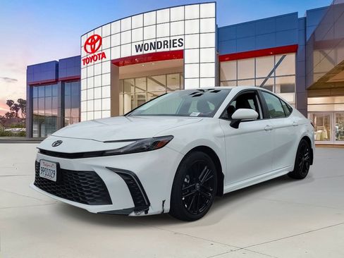 Used 2025 Toyota Camry SE FWD image 2