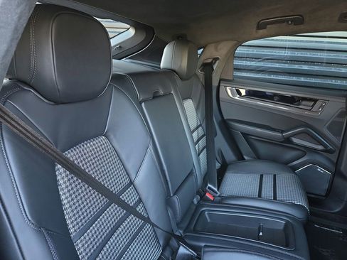 Certified 2026 Porsche Cayenne GTS AWD/4WD image 20
