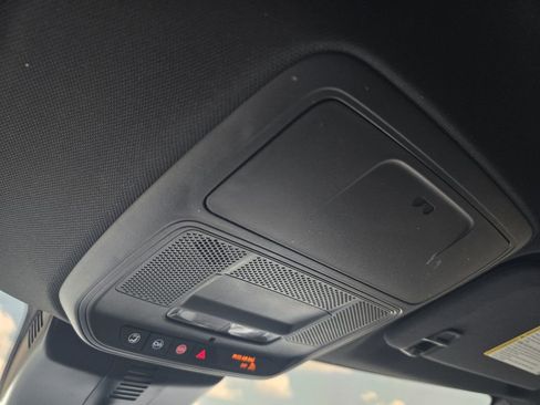 Used 2025 Chevrolet Traverse LT FWD image 24