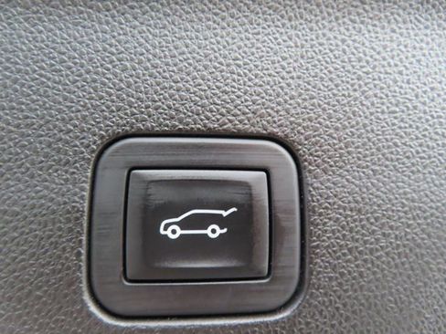 Certified 2025 Chevrolet Suburban Premier image 36