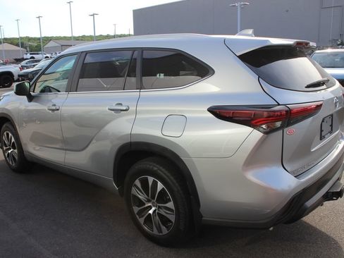 Used 2024 Toyota Highlander XLE AWD/4WD image 29