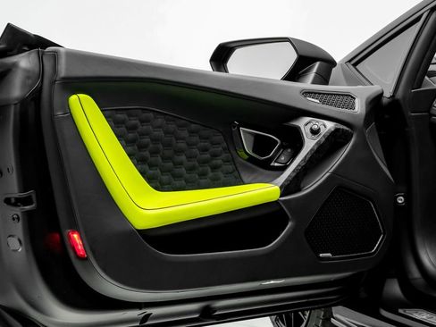 Used 2022 Lamborghini Huracan EVO RWD image 34
