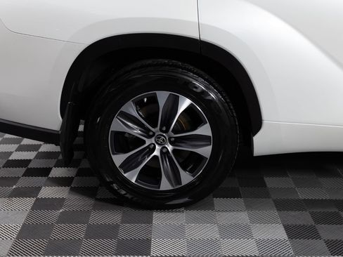 Used 2022 Toyota Highlander XLE FWD image 41