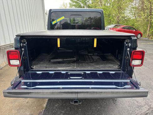 Used 2025 Jeep Gladiator Sport image 9