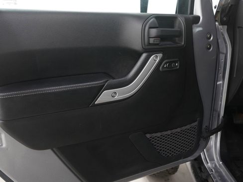Used 2017 Jeep Wrangler Rubicon AWD/4WD image 14