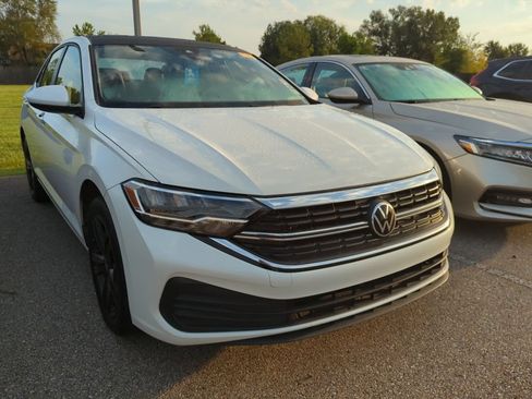 Used 2024 Volkswagen Jetta SE FWD image 2