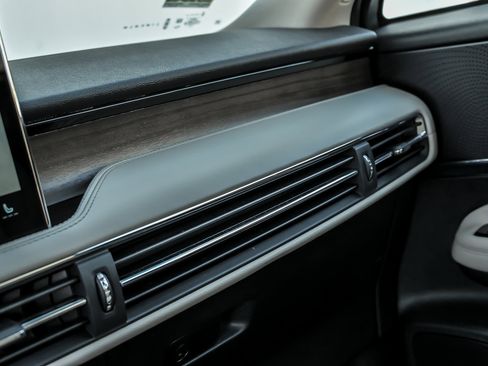 Used 2025 Lincoln Corsair Reserve AWD/4WD image 43