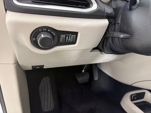 Used 2023 Chrysler Voyager LX FWD image 13