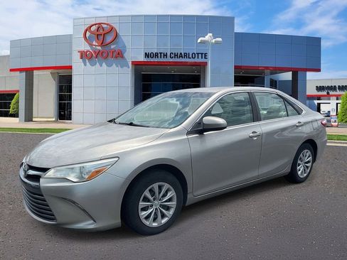 Used 2017 Toyota Camry LE FWD image 3