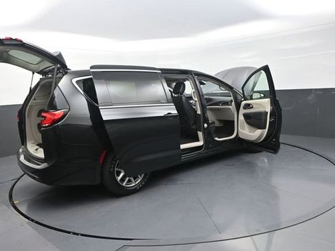 Used 2023 Chrysler Pacifica Touring-L FWD image 34