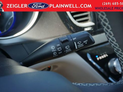 Used 2023 Chrysler Pacifica Touring-L FWD image 28