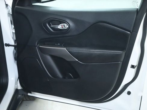 Used 2019 Jeep Cherokee Limited image 34