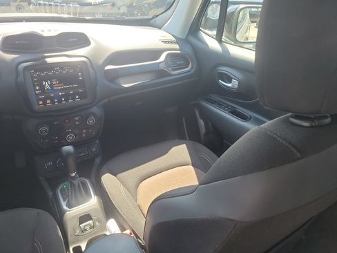 Used 2023 Jeep Renegade Latitude AWD/4WD image 12
