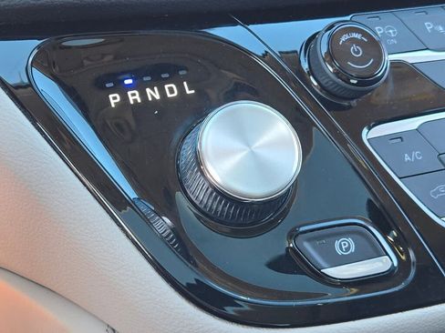 Used 2021 Chrysler Pacifica Limited w/ Uconnect Theater Family Group image 35