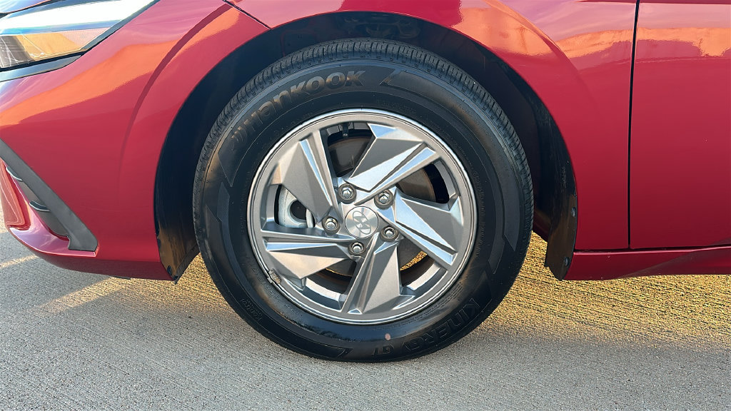 Used 2024 Hyundai Elantra SE FWD image 6