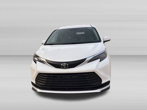 Used 2026 Toyota Sienna LE FWD image 11