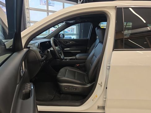 Used 2024 Chevrolet Traverse LT FWD image 12