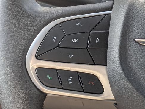 Used 2023 Chrysler Pacifica Touring-L FWD image 16