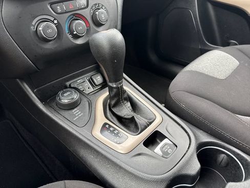 Used 2017 Jeep Cherokee Sport AWD/4WD image 27
