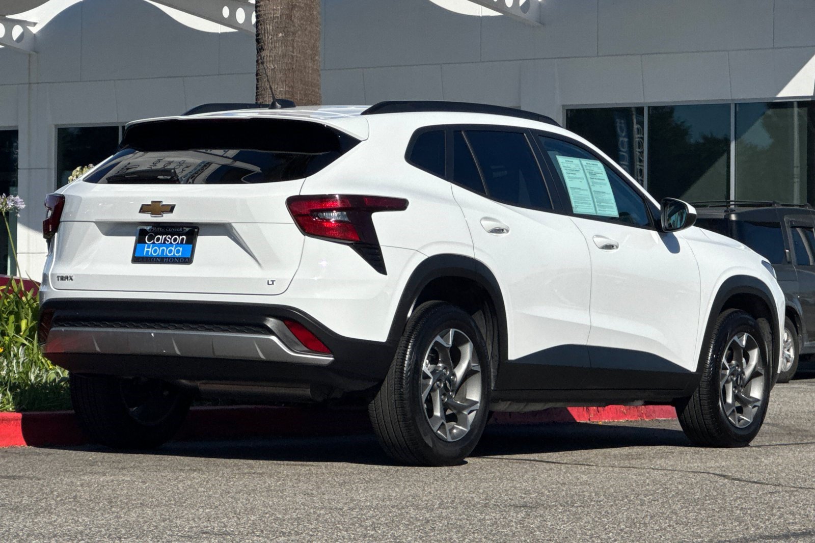 Used 2025 Chevrolet Trax LT FWD image 9