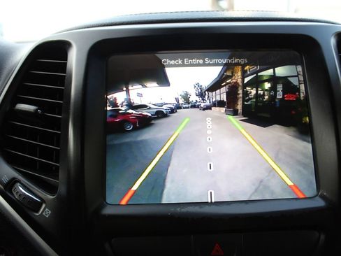 Used 2018 Jeep Cherokee Latitude Plus FWD image 19