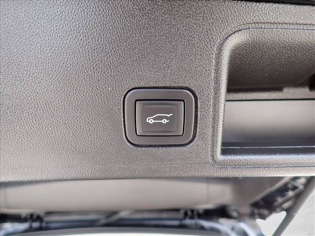 Used 2024 GMC Terrain SLT AWD/4WD image 9