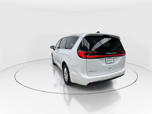 Used 2023 Chrysler Pacifica Touring-L image 6