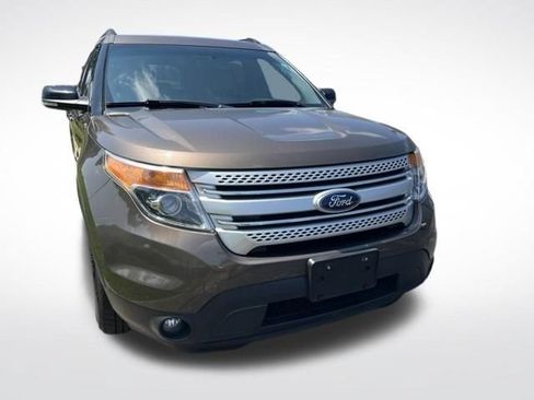 Used 2015 Ford Explorer XLT w/ Equipment Group 201A AWD/4WD image 2