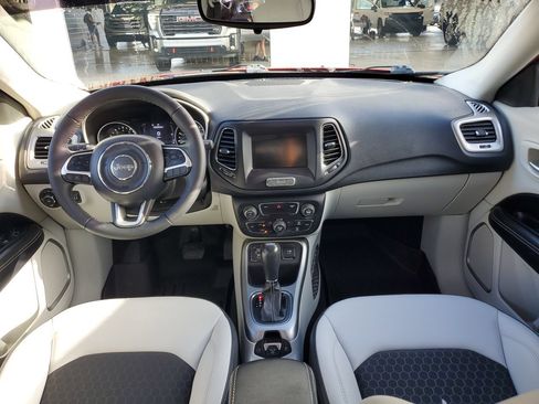 Used 2019 Jeep Compass Latitude FWD image 11