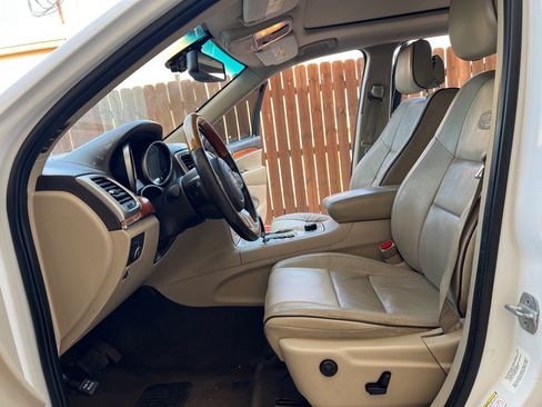 Used 2013 Jeep Grand Cherokee Overland w/ Advance Technology Group AWD/4WD image 11