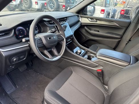 Used 2025 Jeep Grand Cherokee Laredo X RWD image 25
