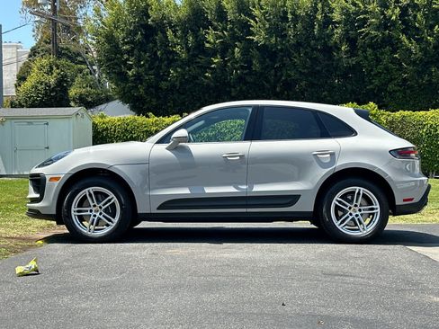 Certified 2024 Porsche Macan AWD/4WD image 2
