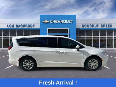 Used 2023 Chrysler Voyager LX image 9